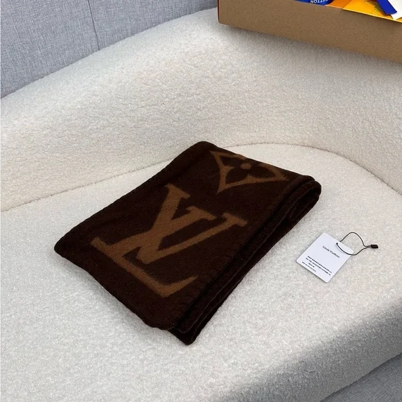 LV Elegant Brown and Tan Scarf - Picture 5 of 7